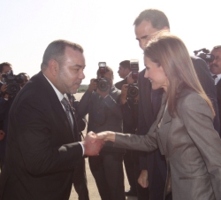 Su Majestad la Reina es recibida a su llegada a Rabat por el Rey de Marruecos, Mohamed VI